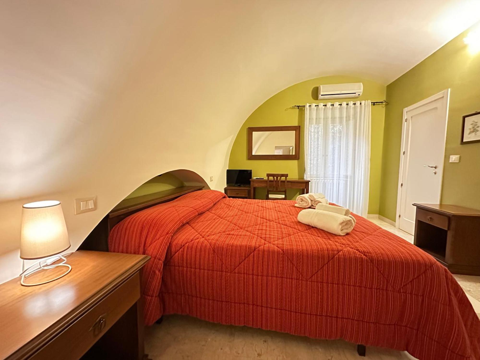 Historic B&B Apartments Home Кьярамонте-Гульфи Экстерьер фото